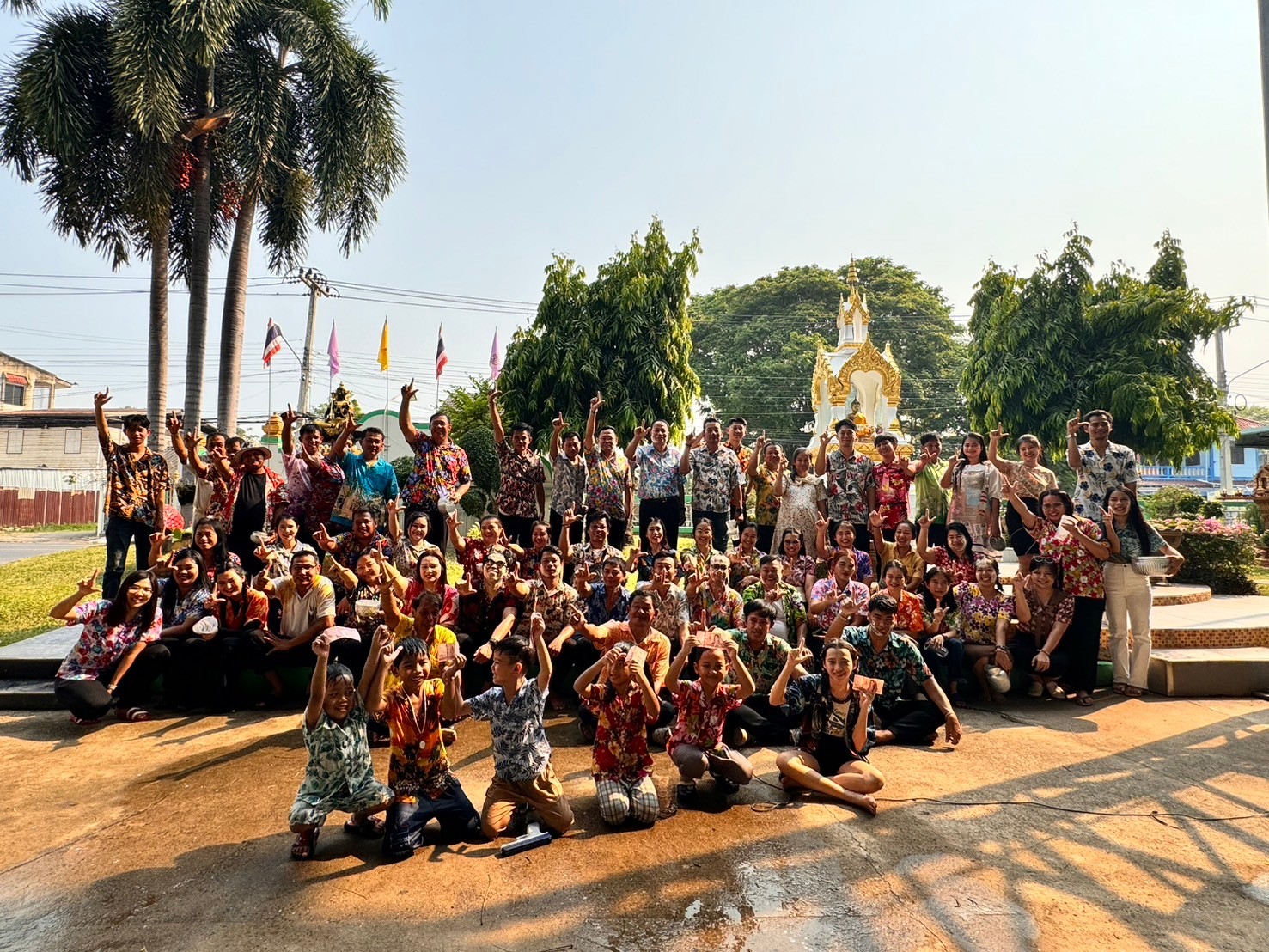 กิจกรรมสรงน้ำพระ และรดน้ำดำหัวขอขมาผู้ใหญ่ เพื่อสืบสานวัฒนธรรมประเพณีในเดือนสงกรานต์ปีใหม่ไทย