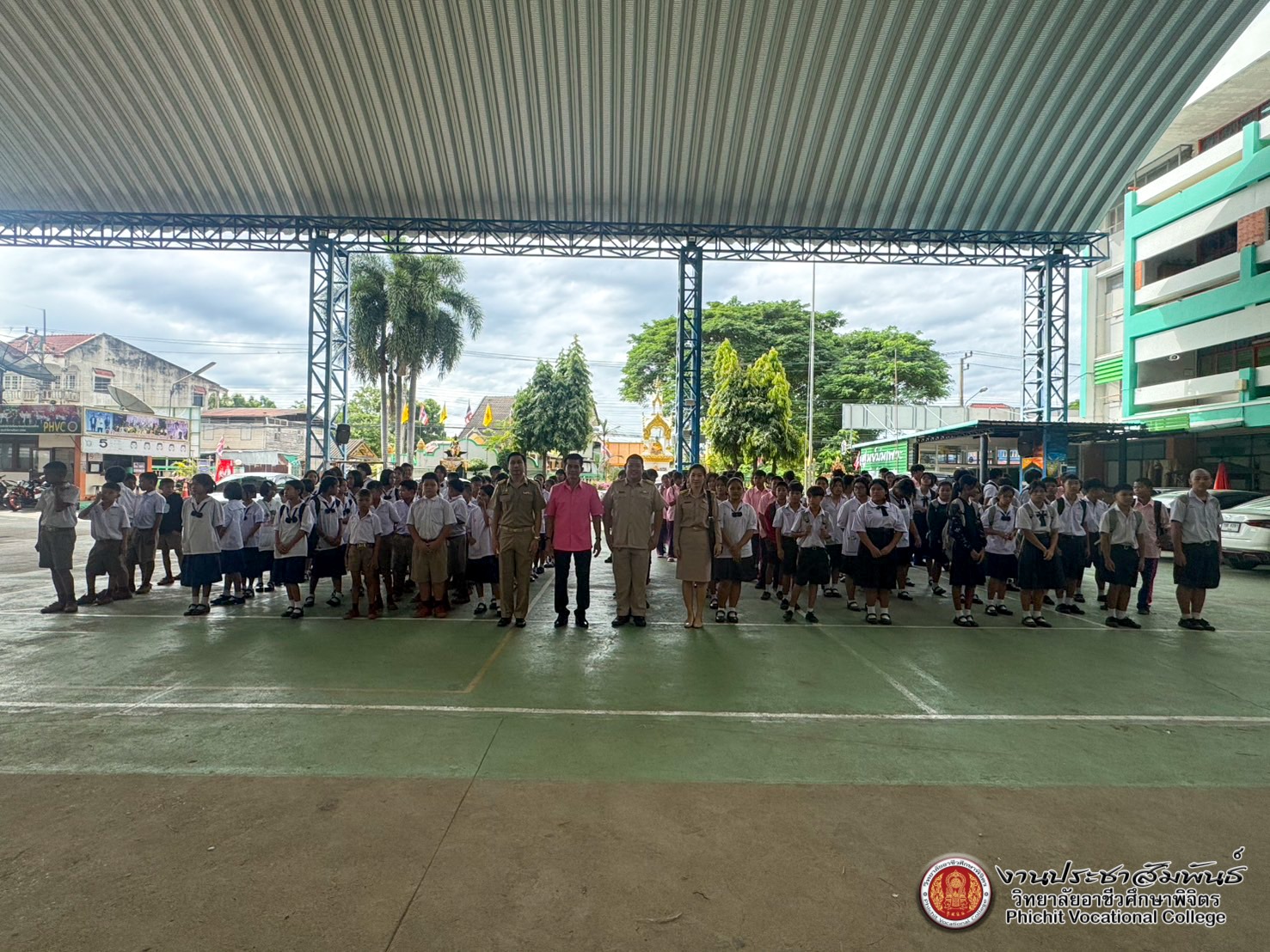 นายประเสริฐ วงศ์โปธา ผู้อำนวยการวิทยาลัยฯพูดคุยกับนักเรียนโรงเรียนเครือข่ายหลักสูตรระยะสั้น เนื่องในโอกาสเปิดภาคเรียนเป็นวันแรก